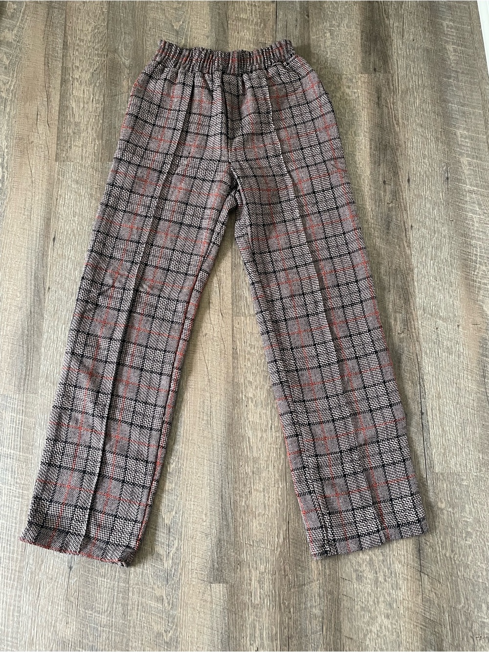 S - elastic waistband - no sipper.